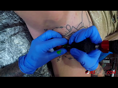 ❤️ Estremamente tatuato hottie Sully Savage ottenuto un tatuaggio sul suo clitoride ️ Video di sesso al it.chengchengsm4.top ❌