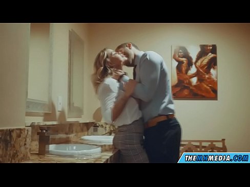 ❤️ Quando una bionda formosa ti seduce in un bagno pubblico ️ Video di sesso al it.chengchengsm4.top ❌